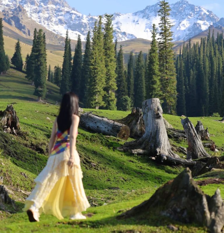 Photos of tourists in Xinjiang